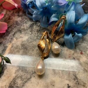 ♥️BRAND NEW Elegant 18k Gold plated White pearl Drop Earrings. Bloomingdale’s.